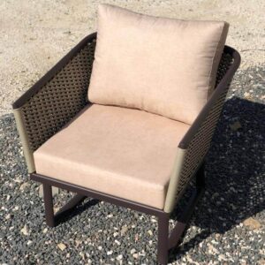 Poltrona Paris com estrutura de alumínio e revestida com Corda Náutica, acompanha acolchoados.